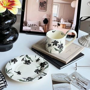 Lelyi Ensemble de tasses à café et d'assiettes en céramique exquise vintage pour le thé de l'après-midi Sens artistique haut de gamme pour la rentrée scolaire - Product Image 2