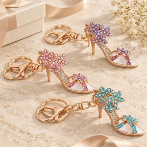 Llavero de lujo con diseño de zapato de tacón alto 3D, flor de diamantes de imitación y mosquetón de aleación de zinc, accesorio de moda. - Product Image 1