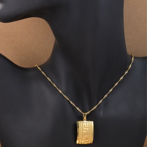 Juego de Joyería con Colgante Cuadrado y Aretes Chapados en Oro de 24K, Diseño Clásico con Patrón <span class=keywords><strong>Griego</strong></span> Geométrico, para Mujer - Product Image 3