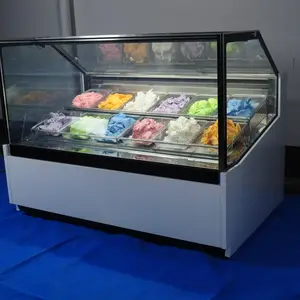柔软的奶油顶级冰淇淋，冰淇淋展示冰柜