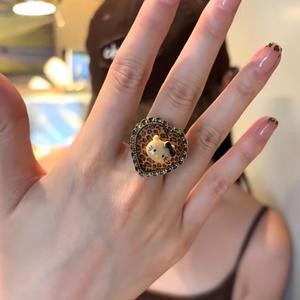 Original angustiado Y2K moda chica milenaria Hello Kitty estampado de leopardo collar en forma de corazón anillo y suéter - Product Image 3