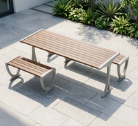 Table et banc d'extérieur peu encombrants, design compact avec structure de pieds triangulaires robustes, idéal pour les petits patios et cours.