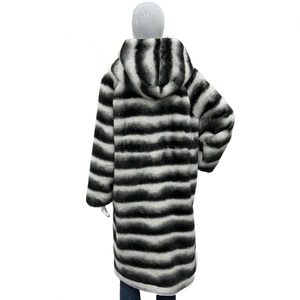 <span class=keywords><strong>Cappotto</strong></span> di Lusso da Donna <span class=keywords><strong>con</strong></span> <span class=keywords><strong>Cappuccio</strong></span> <span class=keywords><strong>in</strong></span> Finta <span class=keywords><strong>Pelliccia</strong></span> di Coniglio a Righe, Bianco e Nero, Vestibilità Ampia e Silhouette Lunga per la Moda Invernale - Product Image 3