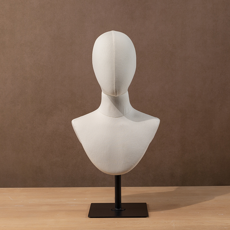 tête beige avec socle
