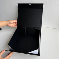 Boîte pliante rigide noire d'impression de logo de marque personnalisée à bas quantité minimale de commande Boîte de papier à rabat magnétique avec ruban pour vêtements et cadeaux