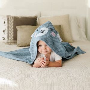 Serviette de bain à capuche personnalisée en coton mousseline pour bébé, couverture brodée avec nom et animal, pour nouveau-nés - Product Image 5