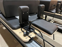 Reformer de Pilates con Marco de Aluminio Comercial y Barra Deslizante para Pies, Diseño Duradero para Uso Profesional en Estudios de Pilates
