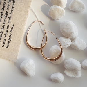 Boucles d'oreilles créoles goutte d'eau dorées en alliage de zinc pour femme, style minimaliste amincissant - Product Image 2