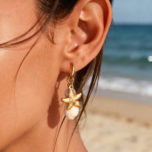 Boucles d'oreilles pendantes en forme d'étoile de mer, plaquées or 18 carats, style plage, perles, pour tous les jours - Product Image 1