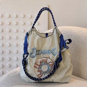 <span class=keywords><strong>Sac</strong></span> bandoulière en nylon brodé grande capacité pour femme, <span class=keywords><strong>sac</strong></span> de shopping écologique en toile imperméable, style urbain simple en polyester - Product Image 4