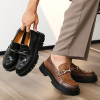 Chaussures pour hommes grandes tailles transfrontalières, mocassins décontractés style britannique, chaussures à enfiler tendance à semelle épaisse avec détails métalliques