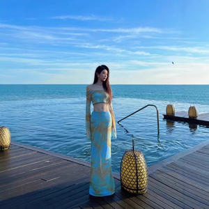 Conjunto de Dos Piezas con Hombros Descubiertos y Tie Dye, Top Corto de Cintura Alta y Falda Larga, Traje de Playa de Verano, Chifón de Secado Rápido, Silueta Recta - Product Image 1