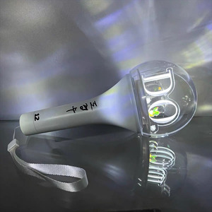 Tùy chỉnh Acrylic Kpop cổ vũ LED Light <span class=keywords><strong>Stick</strong></span> cho người hâm mộ Câu lạc bộ <span class=keywords><strong>Glow</strong></span> Sticks cho buổi hòa nhạc bên <span class=keywords><strong>Fan</strong></span> Sử dụng LED nhấp nháy Acrylic <span class=keywords><strong>Stick</strong></span> - Product Image 5