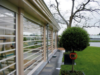 Porte à enroulement électrique en polycarbonate transparent, design à lamelles droites, pour vitrine de magasin et kiosque de centre commercial