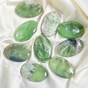 Oferta Especial: Piedra de Fluorita con Forma de Copo de Nieve y Pluma Natural, Cristal Artesanal para Sanación, Diseñada en Forma de Palma - Product Image 3