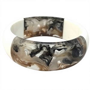 Bracelet tendance en résine marbrée noire, unique, fait main, fantaisie, accessoire de mode pour femme - Product Image 5