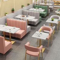 Fauteuil élégant rembourré en similicuir vert menthe avec cadre en métal doré, coussin de siège moelleux, dossier incurvé pour les espaces de café