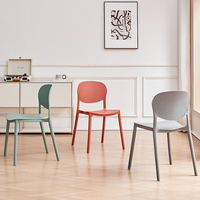 Chaise en résine plastique empilable colorée de style nordique moderne pour l'extérieur, chaise en polypropylène pour restaurant et café