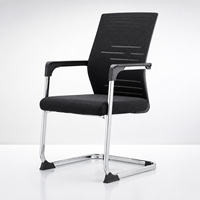 Chaise de bureau moderne cantilever avec cadre chromé et assise en maille respirante, base fixe type traîneau, idéale pour conférences, formation, bureau à domicile et visiteurs.