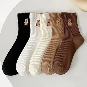 Fabrik Direkt verkauf 5 Paar Set Damen Scrunch Baumwolle Strick Stickerei niedlichen Bären Crew Socken Cartoon