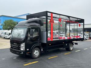Camion de remorquage à plateau plat diesel neuf Isuzu, personnalisé par CLW Factory, pour le remorquage de deux véhicules, avec caisse de présentation transparente mobile pour exposition de cadeaux et mariages - Product Image 3