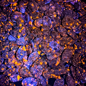 Proveedor Indio de Piedras Preciosas Yooperlite, Piedra Fluorescente Natural para Joyería de Cabujón y Colecciones de Cristales, Disponible para la Venta - Product Image 2