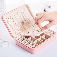Boîte de rangement portable en cuir PU de luxe avec logo personnalisé, échantillon gratuit, simple, carrée, pour bijoux de voyage, avec emballage pour bagues