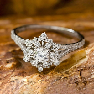 Anello con design a fiocco di neve, anello classico da donna - Product Image 3