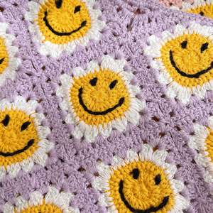 رباط رأس مثلث من الكروشيه للنساء من أعلى المنتجات مبيعًا رباط شعر محاك يدويًا مزين بشكل عباد الشمس وإبداعي مزين بفرشاة وجه مبتسم - Product Image 6