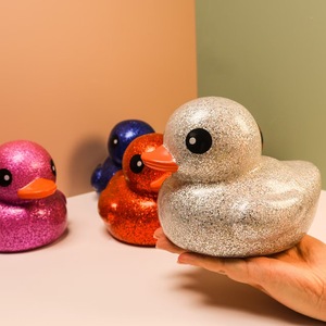 Pato de Goma Grande de 6 Pulgadas con Brillantina, Juguete de Baño Brillante con Sonido para Fiestas de Verano, Baby Shower y Cumpleaños - Product Image 2