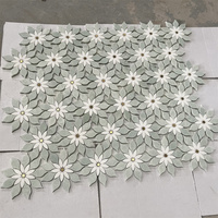 Carrelage mural et de sol en marbre blanc Thassos grec poli, motif mosaïque feuille et fleur, design moderne, pour usage en villa