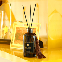 Diffuseur à bâtonnets en fibre avec emballage personnalisé de luxe, plusieurs senteurs, bouteille en verre 200 ml et décorations à pompons