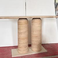 Table console en travertin naturel, pierre beige, table d'entrée avec pieds cylindriques doubles pour la décoration de villa