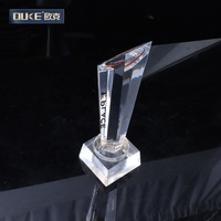 Coupe de trophée imprimée de trophées sportifs de récompenses acryliques de mode claire personnalisée avec le prix de bouclier de base de cube