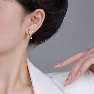 Nouvelles boucles d'oreilles à clous en forme de X à motif diamant exquis, design haut de gamme pour femmes, vente en gros à la mode pour l'Europe et l'Amérique - Product Image 5