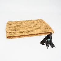 Pochette en raphia avec pompons en cuir doublure en toile de coton fermeture à glissière sur le dessus