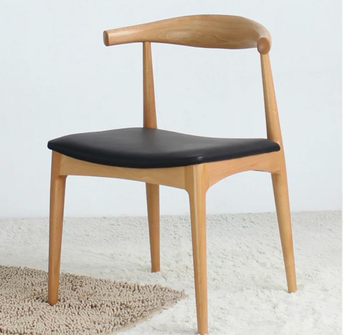 Chaise en bois massif avec dossier en forme de corne.
