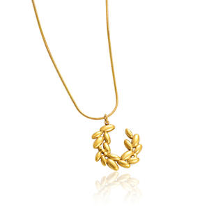 Collar y Aretes de Acero Inoxidable con Baño PVD en Oro de 18K, Diseño de Corazón Moderno para Mujer - Product Image 5