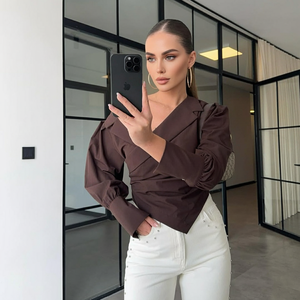 بلوزة نسائية محبوكة بتصميم عصري جديد لعام <span class=keywords><strong>2026</strong></span>، بكتف واحد مكشوف، وياقة V متقاطعة مثيرة، وأكمام منتفخة، وتصميم ملفوف، بلون سادة مناسب للمكتب - Product Image 2