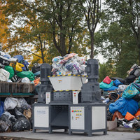 Broyeur polyvalent à double arbre de petite taille pour la réduction de la taille des palettes en plastique, des fûts, des barils et autres articles en vrac