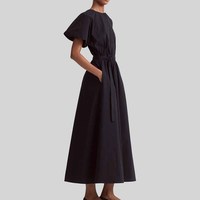 Robe longue plissée fluide et élégante à manches courtes en tissu naturel, personnalisée pour fabricants de vêtements, collection Printemps-Été