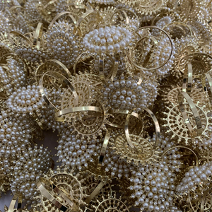 Servilletero de metal, dorado y plateado con diseño de flores para decoración de boda - Product Image 4