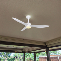 Ventilateur de plafond LED de haute qualité avec éclairage et télécommande pour une utilisation intérieure/extérieure dans le salon.