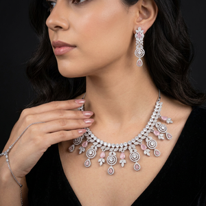 Conjunto de Collar y Pendientes de Lujo en Latón con Circones Rosados, Elegante Joyería Nupcial India Clásica Chapada en Rodio para Mujer - Product Image 1