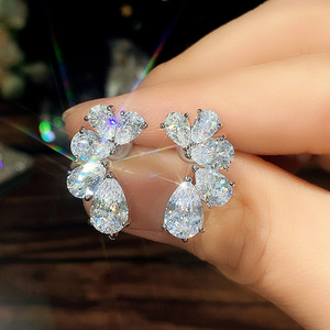 Orecchini a Perno con Cristalli a Forma di Goccia per Donne, Design a Petalo, Eleganti Accessori per Uso Quotidiano - Product Image 3
