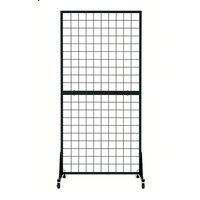 Présentoir autoportant mobile en métal personnalisé avec panneaux grillagés et base triangulaire pour suspendre les marchandises en magasin