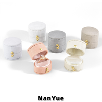 Boîte à bagues ovale en lin personnalisée avec insert en velours et couvercle rabattable pour emballage de bijoux, idéale pour les fiançailles, les mariages et les propositions de mariage