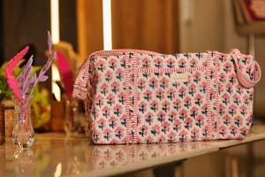 กระเป๋าดัฟเฟิลบล็อกมือพิมพ์ลายดอกไม้ผ้าฝ้ายกระเป๋าโท้ทสำหรับเดินทางที่หรูหราสำหรับผู้หญิงทำด้วยมือวีคเอนเดอร์และกระเป๋ายิมจากอินเดีย - Product Image 2