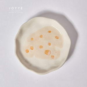 Assiette de fête en céramique de grès de 3,7 pouces, motif de rayures horizontales jaunes peintes à la main, formes organiques, JOYYE - Product Image 2