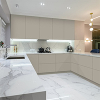 Armoire de rangement de cuisine moderne minimaliste carrée en MDF laqué sur mesure avec comptoir et évier en marbre